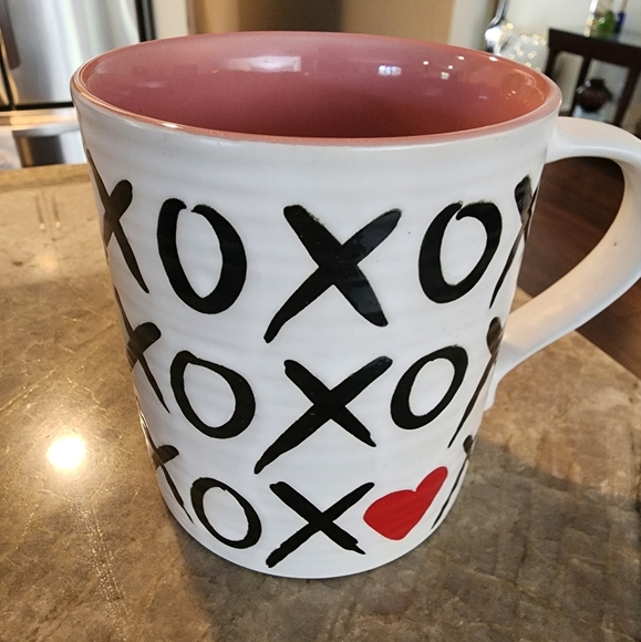 XOXO  14 oz. Mug - perfect for that special  person. Excellent shape - Picture 1 of 8